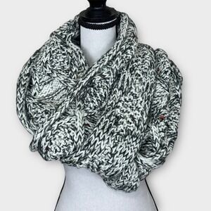 Infinity Scarf Womens OS Black White Color Flecks Chunky Cable‎ Knit